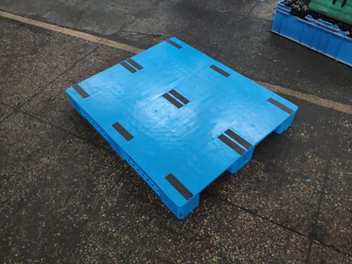 flat top three runners plastic pallet 